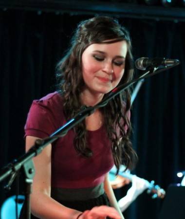 Breanne Düren photo