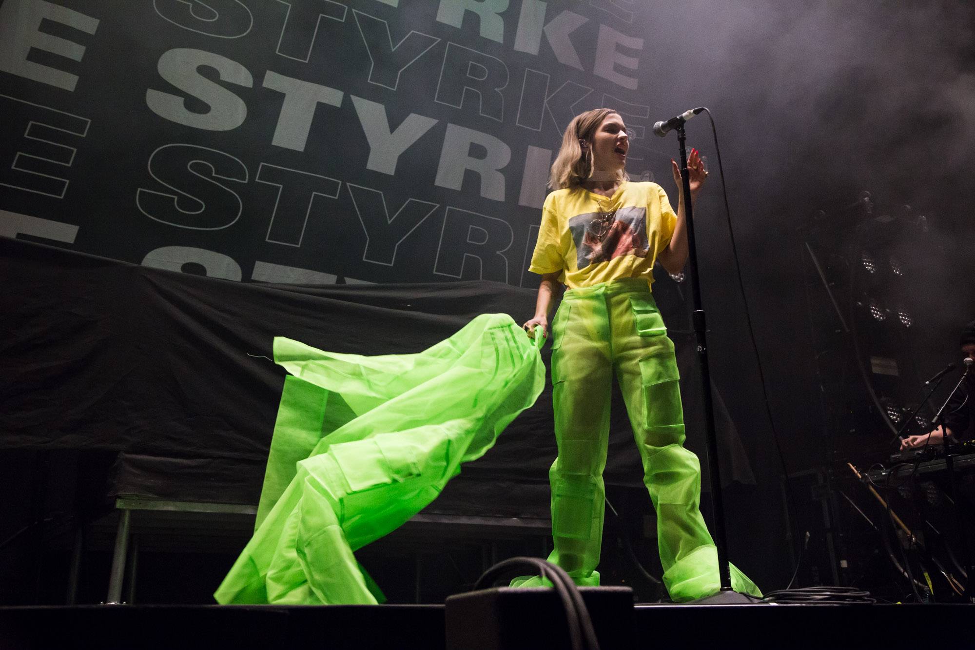 Tove Styrke at Rogers Arena, Vancouver, Mar 8 2018. Kirk Chantraine photo.