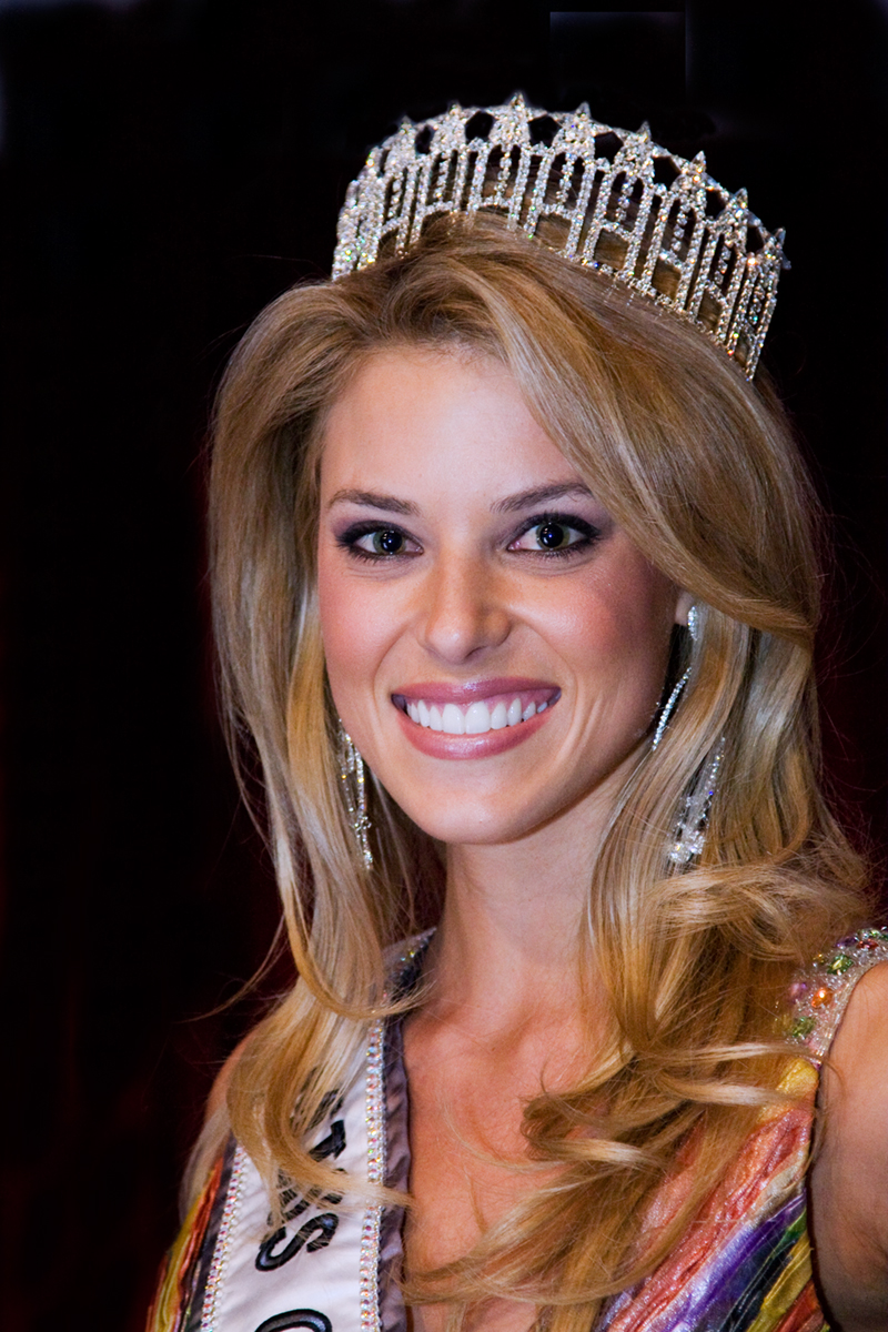 Carrie Prejean wearing her Miss California crown in 2009