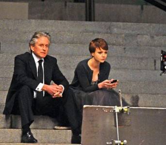 E19E672C3D2E68A8B61C1D5574EF81 Gordon Gekko (Douglas) relates to his estranged daughter, Winnie (Carey Mulligan). Her moles are more interesting than the script.