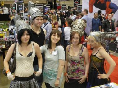 Camille d’Errico w/ Helmetgirls cosplayers.