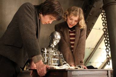 Asa Butterfield and Chloe Grace Moretz in Hugo image