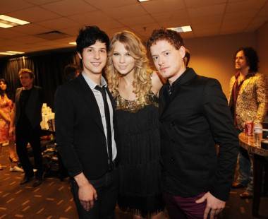 Hot Chelle Rae's RK Follese and Nash Overstreet with Taylor Swift at the CMT Awards 2009 photo 