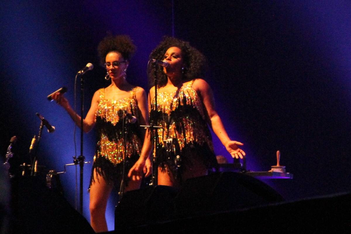 Bobbie Gordon and Jodie Scantelbury with Bryan Ferry at the Queen Elizabeth Theatre, Vancouver,