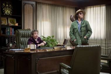 inherent-vice-image-joaquin-phoenix-martin-short-600x399