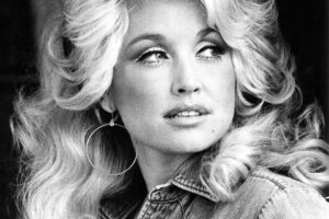Dolly Parton in a 1977 RCA Records publicity portrait